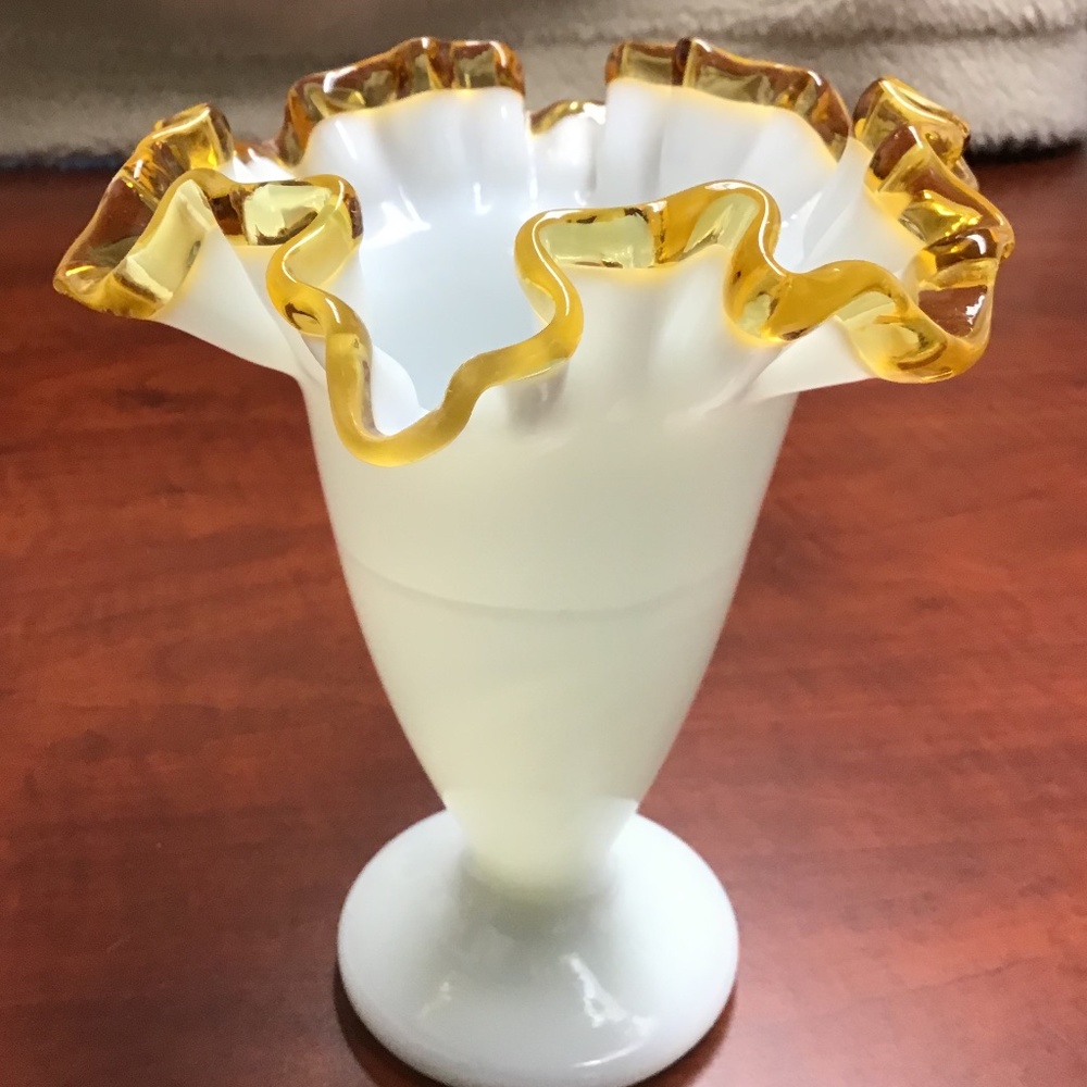 Fenton Vintage RARE Silvercrest Milk Glass Vase - Picture 3 of 6